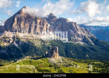 tofana di rozes et cinque torri en premier plan,dolomites,cortina d'ampezzo,belluno,veneto,italie Banque D'Images