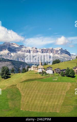 livinallongo del col di lana, le village alpin de larzonei avec le groupe sella en arrière-plan, dolomites, province de belluno, vénétie, italie Banque D'Images