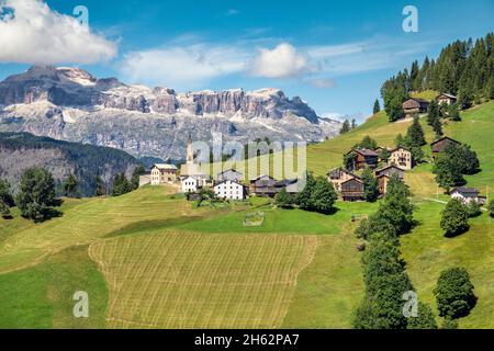 livinallongo del col di lana, le village alpin de larzonei avec le groupe sella en arrière-plan, dolomites, province de belluno, vénétie, italie Banque D'Images