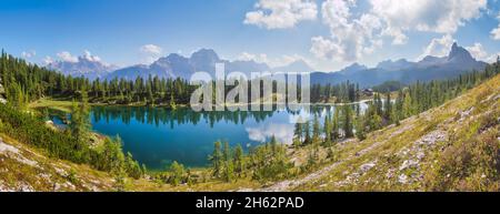 vue panoramique sur le lac de federa et la cabane croda da lago avec les dolomites en arrière-plan, cortina d'ampezzo, belluno, veneto, italie Banque D'Images