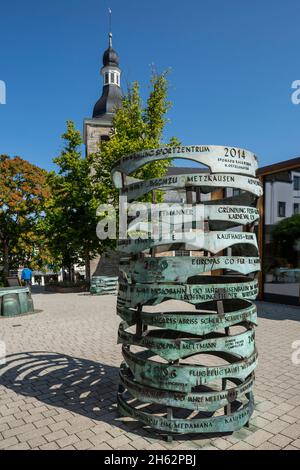 allemagne,mettmann,bergisches land,niederbergisches land,niederberg,rhénanie,du nord-westphalie,sculpture 'mémoires' par elke tendtrich-veit et bernd guenter sur lavalplatz,cet arbre commémoratif est un monument en pleine croissance, des anneaux annuels rappellent des événements importants dans l'histoire et le développement de la ville, derrière l'église évangélique Banque D'Images