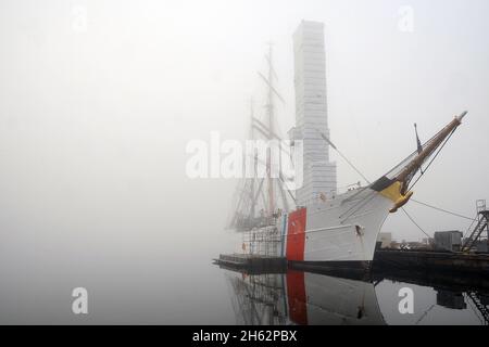 Reportage : l'aigle de la garde côtière est vu un dimanche matin brumeux au triage de la Garde côtière, Baltimore, 17 novembre 2013.L'Eagle, une barque de 295 pieds portée à domicile à New London, au Connecticut, est un navire de formation utilisé principalement pour les cadets de la Garde côtière et les candidats d'officiers. Banque D'Images