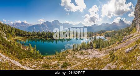 vue panoramique sur le lac de federa et la cabane croda da lago avec les dolomites en arrière-plan, cortina d'ampezzo, belluno, veneto, italie Banque D'Images