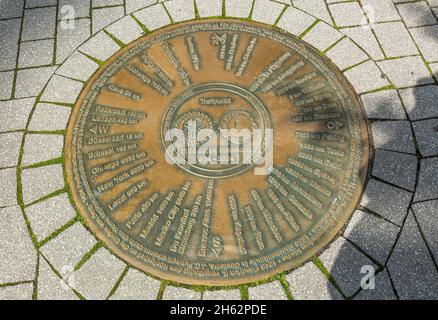 allemagne,mettmann,bergisches land,niederbergisches land,niederberg,rhénanie,du nord-westphalie,vent de plaque de bronze dans le pavé de la zone piétonne freiheitstrasse, cadeau du club rotatif mettmann et du club des lions mettmann wuelfrath à la ville, populaire comme point de rencontre Banque D'Images