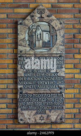 allemagne,ratingen,bergisches land,rhénanie,rhénanie-du-nord-westphalie,plaque commémorative à l'ancien emplacement de la synagogue de la communauté juive qui a été vendue en 1936 à l'instigation des socialistes nationaux et démolie plus tard Banque D'Images