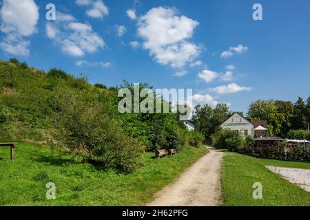 allemagne,ratingen,bergisches land,rhénanie-du-nord-westphalie,auermuehle,moulin à eau dans angertal am angerbach,anciennement moulin à grain et distillerie de grain,aujourd'hui un restaurant d'excursion avec le restaurant 'liebevoll in der auermuehle',paysage vallonné,promenade Banque D'Images