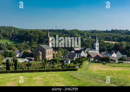 allemagne,wuelfrath,wuelfrath-duessel,bergisches land,niederbergisches land,niederberg,rhénanie,nord-westphalie,paysage de colline avec panorama du village duessel,en face du cimetière,gauche l'église protestante,droite l'église catholique st. maximin,romane,pilier basilique Banque D'Images