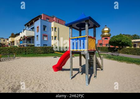 allemagne,wuelfrath,bergisches land,niederbergisches land,niederberg,rhénanie-du-nord-westphalie,école maternelle évangélique et centre familial duesseler,dôme d'oignon doré de la maternelle friedensreich hundertwasser,aire de jeux pour enfants,immeuble résidentiel,immobilier,éléments hundertwasser Banque D'Images