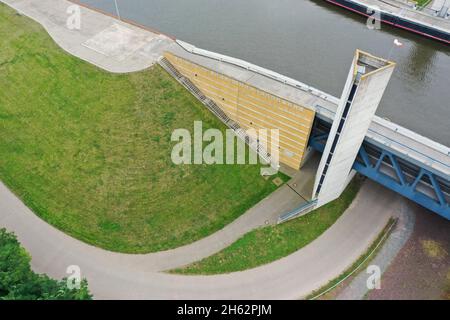 wasserstraßenkreuz magdeburg,mittellandkanal mène dans un pont traversant sur l'elbe,hohenwarthe,saxe-anhalt,allemagne Banque D'Images