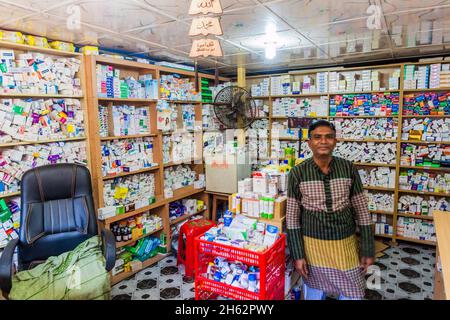 MORRELGANJ, BANGLADESH - 18 NOVEMBRE 2016 : vue sur une pharmacie dans le village de Morrelganj, Bangladesh Banque D'Images