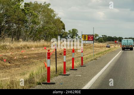 Bruce Highway Mackay à Townsville, Queensland, Australie - novembre 2021 : signalisation avertissant les conducteurs de se préparer à s'arrêter pour les travaux routiers et de ne pas dépasser Banque D'Images