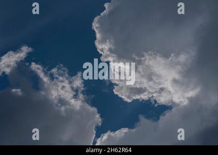 grands nuages de pluie dans le ciel Banque D'Images