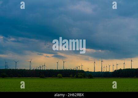 éoliennes par jour nuageux Banque D'Images