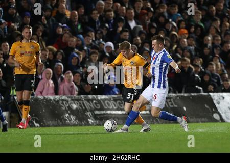 Hartlepool, Royaume-Uni.12 NOV Ollie Cooper du comté de Newport bataille pour possession avec Mark Shelton de Hartlepool United lors du match Sky Bet League 2 entre Hartlepool United et Newport County à Victoria Park, Hartlepool le vendredi 12 novembre 2021.(Photo par : Mark Fletcher) Credit: MI News & Sport /Alay Live News Banque D'Images