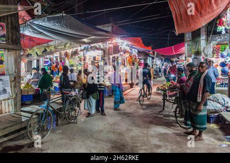 MORRELGANJ, BANGLADESH - 18 NOVEMBRE 2016 : vue sur une rue du village de Morrelganj, Bangladesh Banque D'Images