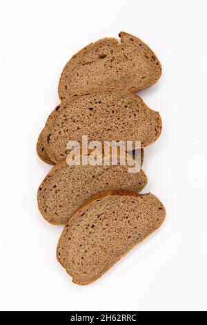 tranches de pain de seigle sur fond blanc, vue de dessus, délicieux frais maison bakeing sain Banque D'Images