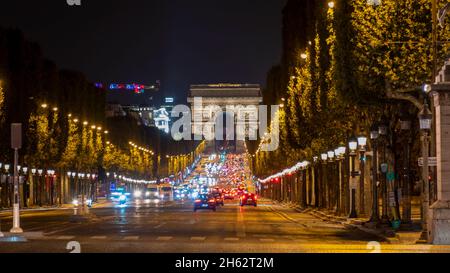 france,ile-de-france,paris,boulevard champs-elysées avec circulation routière,derrière l'arc de triomphe,la nuit Banque D'Images