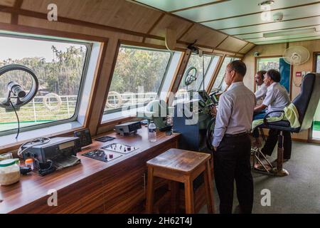 Rivière KATCHA, BANGLADESH - 19 NOVEMBRE 2016 : officiers du navire MV Modhumoti sur le pont, Bangladesh Banque D'Images