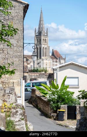 france,nouvelle-aquitaine,département de gironde,saint emilion,vieille ville avec église rocheuse,célèbre ville viticole,est un site classé au patrimoine mondial de l'unesco Banque D'Images