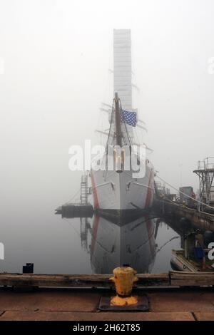 Reportage : l'aigle de la garde côtière est vu un dimanche matin brumeux au triage de la Garde côtière, Baltimore, 17 novembre 2013.L'Eagle, une barque de 295 pieds portée à domicile à New London, au Connecticut, est un navire de formation utilisé principalement pour les cadets de la Garde côtière et les candidats d'officiers. Banque D'Images