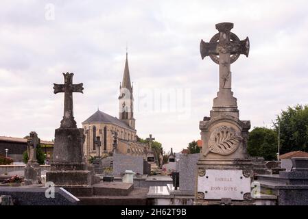 france,nouvelle-aquitaine,gironde,carcans,le cimetière de carcans,derrière lui l'église de la lunette saint-martin Banque D'Images