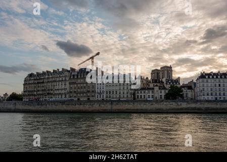 france,paris,nuages spectaculaires sur notre dame au coucher du soleil,immeubles d'appartements sur la seine Banque D'Images