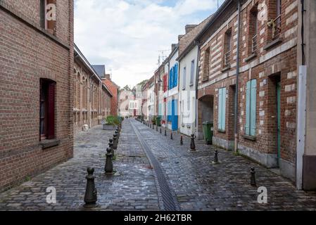 france,hauts-de-france,amiens,aménagement de rue avec bornes,ruelle étroite dans le quartier de saint-leu sur la somme Banque D'Images