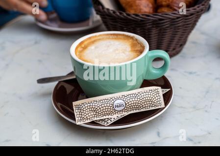 france, paris, sucre avec le lettrage paris, cappuccino, derrière elle croissants Banque D'Images