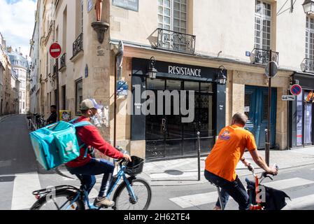 france,paris,deux cyclistes,résistance de bar dans le quartier juif du marais Banque D'Images