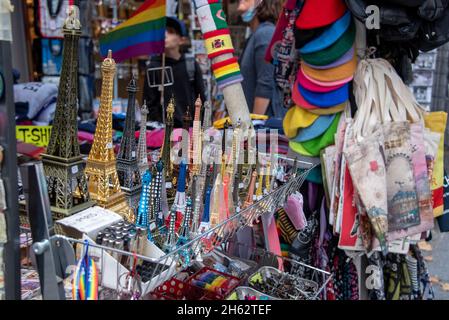 france, paris, boutique de souvenirs avec des éditions miniatures de la tour eiffel Banque D'Images