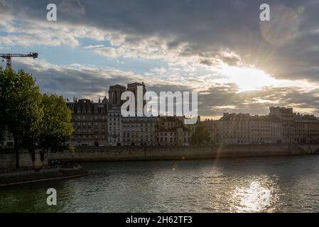 france,paris,nuages spectaculaires sur notre dame au coucher du soleil,immeubles d'appartements sur la seine Banque D'Images