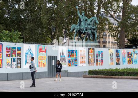 france,paris,statue équestre de charlemagne,se dresse devant la cathédrale notre dame de paris Banque D'Images