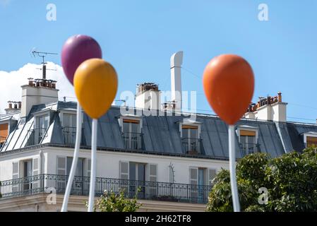 france,paris,ballons colorés,art,installation,derrière un immeuble résidentiel traditionnel Banque D'Images