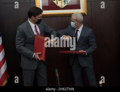 Reportage: Le Secrétaire à la Défense, M. Mark T. Esper, célèbre la signature de la "œRoadmap pour la coopération en matière de défense" de 10 ans avec le Ministre tunisien de la Défense, M. Ibraham Bartagi, au Ministère de la Défense à Tunis, en Tunisie, le 30 septembre 2020. Banque D'Images