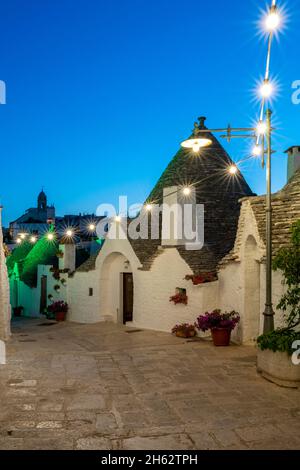 alberobello,province de bari,salento,apulia,italie,europe. aube dans alberobelle avec les maisons typiques de trulli avec leur toit conique en style de cloison sèche Banque D'Images