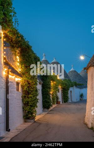 alberobello,province de bari,salento,apulia,italie,europe. aube dans alberobelle avec les maisons typiques de trulli avec leur toit conique en style de cloison sèche Banque D'Images