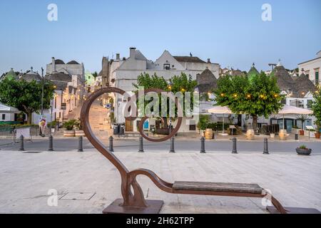 alberobello,province de bari,salento,apulia,italie,europe. aube dans alberobelle avec les maisons typiques de trulli avec leur toit conique en style de cloison sèche Banque D'Images