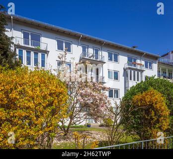 bâtiment résidentiel blanc moderne au printemps, brême, allemagne Banque D'Images