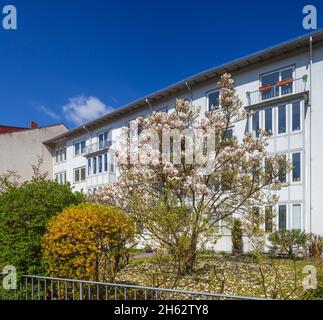 bâtiment résidentiel blanc moderne au printemps, brême, allemagne Banque D'Images