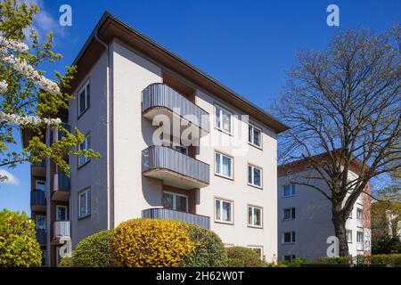 bâtiment résidentiel blanc moderne au printemps, brême, allemagne Banque D'Images