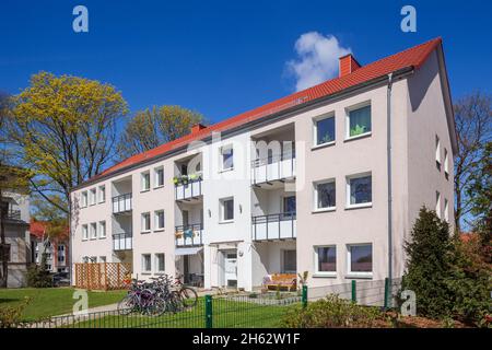 bâtiment résidentiel blanc moderne au printemps, brême, allemagne Banque D'Images