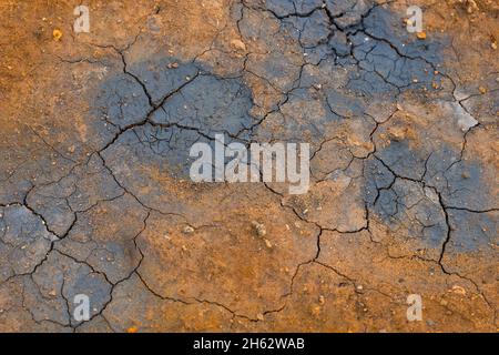 couleurs et fissures dans la terre sur un pot de boue dans la zone solfatar de hverarönd, également appelé námaskarã°,námafjall,mãvatn région dans le nord de l'islande Banque D'Images