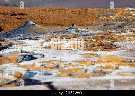 fumaroles et l'efflorescence de soufre coloré dans la zone solfatar de hverarönd, également appelée námaskarã°,námafjall,mãvatn région dans le nord de l'islande Banque D'Images