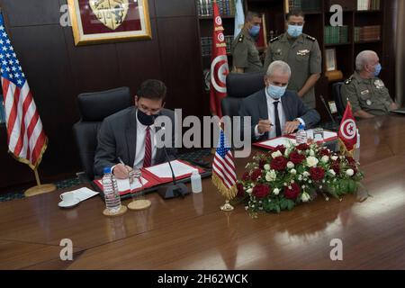 Reportage: Le Secrétaire à la Défense, M. Mark T. Esper, signe un œRoadmap de coopération de défense de 10 ans avec le Ministre tunisien de la Défense, M. Ibraham Bartagi, au Ministère de la Défense à Tunis, en Tunisie, le 30 septembre 2020. Banque D'Images