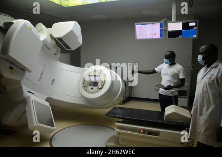 Kampala, Ouganda.12 novembre 2021.Les travailleurs médicaux présentent une machine de radiothérapie pour le traitement du cancer lors d'une campagne de sensibilisation au cancer à l'Institut ougandais du cancer (UCI) à Kampala, en Ouganda, le 12 novembre 2021.Crédit: Nicholas Kajoba/Xinhua/Alamy Live News Banque D'Images