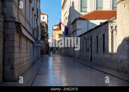 une rue piétonne dans la vieille ville de zadar, dalmatie, croatie Banque D'Images