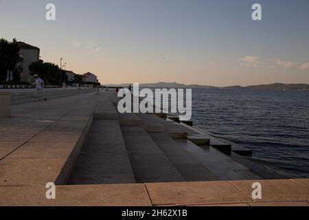 les marches d'orgue de mer - une attraction célèbre à la promenade du bord de mer à zadar, dalmatie, croatie Banque D'Images