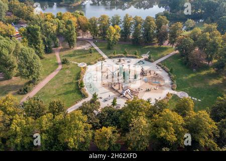 allemagne,saxe-anhalt,magdeburg,terrain de jeu dans le parc de la ville de rotehorn Banque D'Images