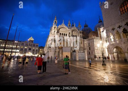 une nuit fantastique sur la place saint-marc avec campanile et basilique saint-marc. paysage urbain coloré de venise, italie, europe avec beaucoup d'eau réfléchissante. Banque D'Images