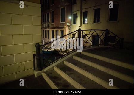 une promenade nocturne à travers venise, italie Banque D'Images